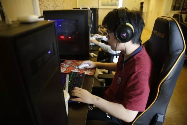 哪里是 Jiwoo 在奔跑！ Chovy + Kiin 疯狂攻击 GIDEON 以抢夺Baron， Generation Gaming 领先